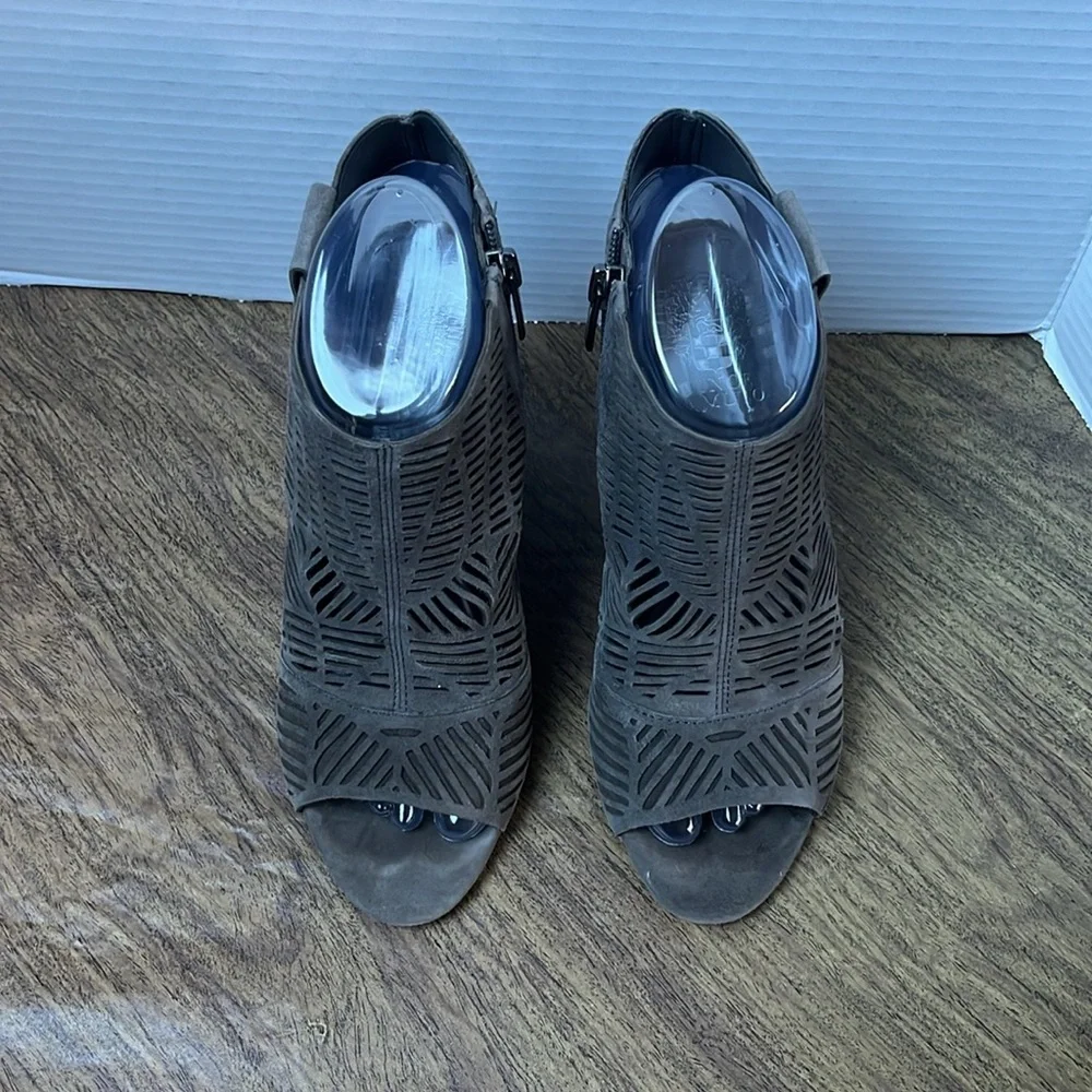 Vince Camuto Kimora Gray Leather Block Heel Booties Size 7.5